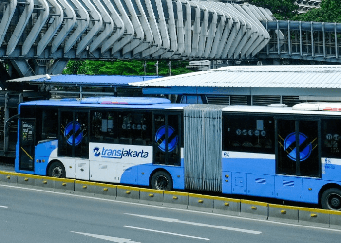 Pengguna TransJakarta yang Turun di Halte Kebon Sirih Arah Blok M Pindah ke Halte Temporer