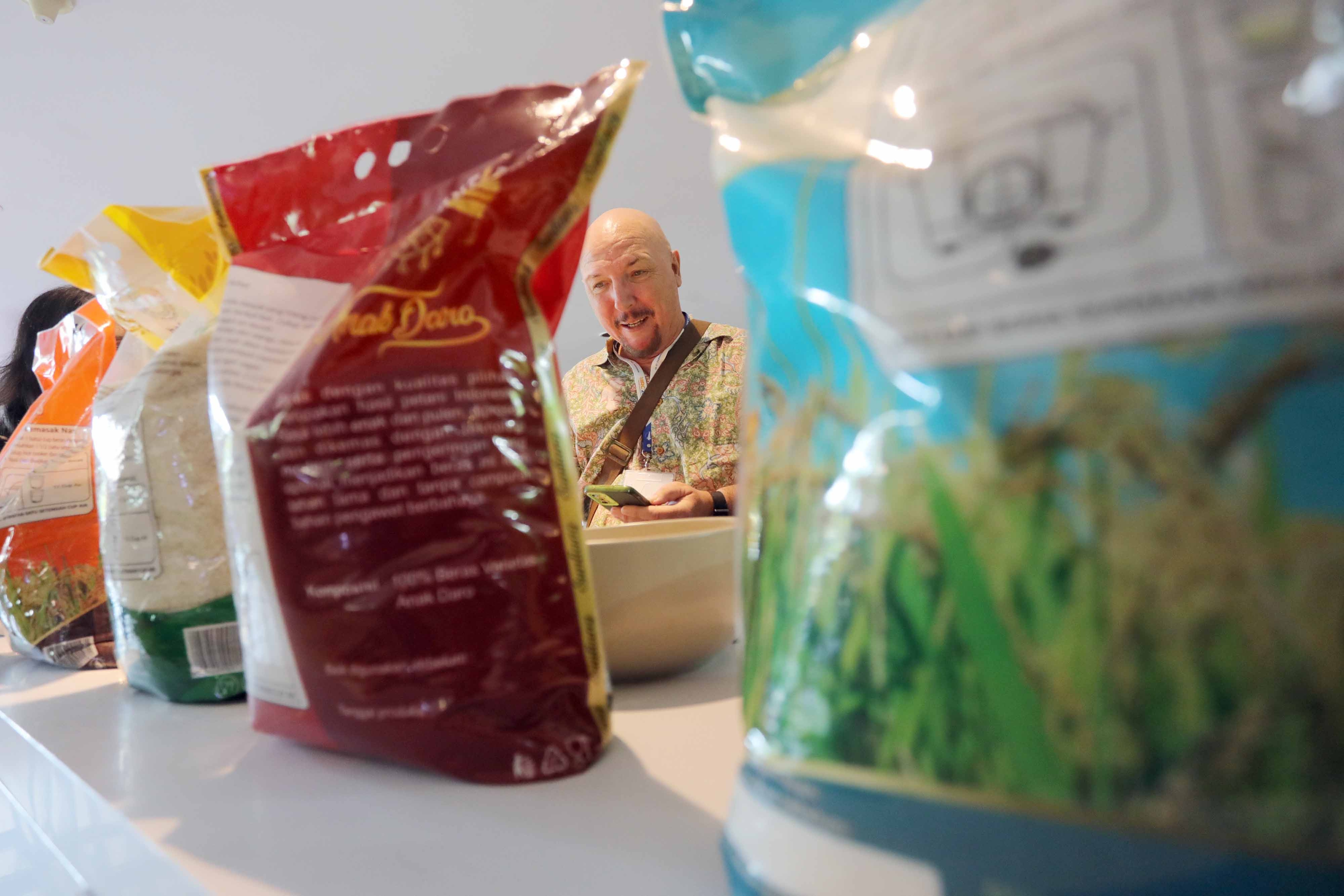 Jemput Pelanggan, Bulog Hadirkan Inovasi Drive-Thru di Serang