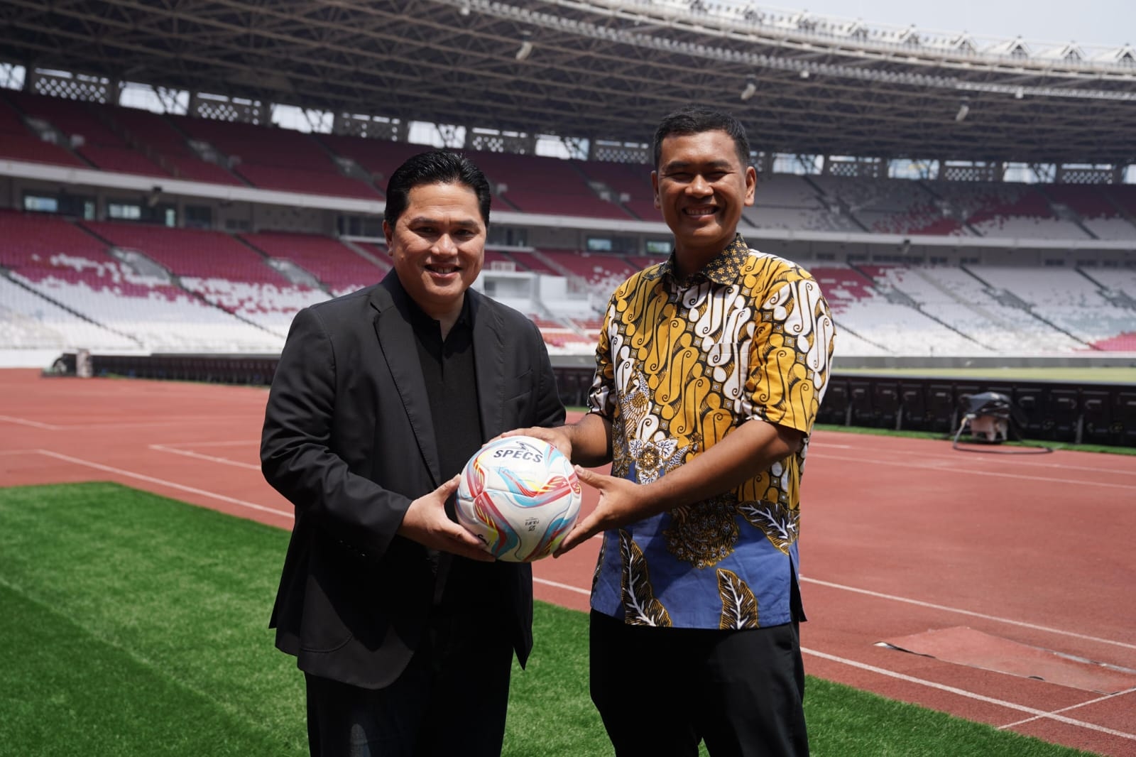 Erick Thohir Terima Bola Bertandatangan Paus Fransiskus, Bakal Disimpan di Museum Bola Indonesia
