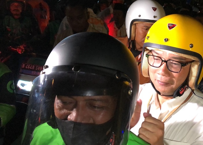 Ridwan Kamil-Suswono Diantar Ojol Ambil Nomor Urut ke KPUD Jakarta