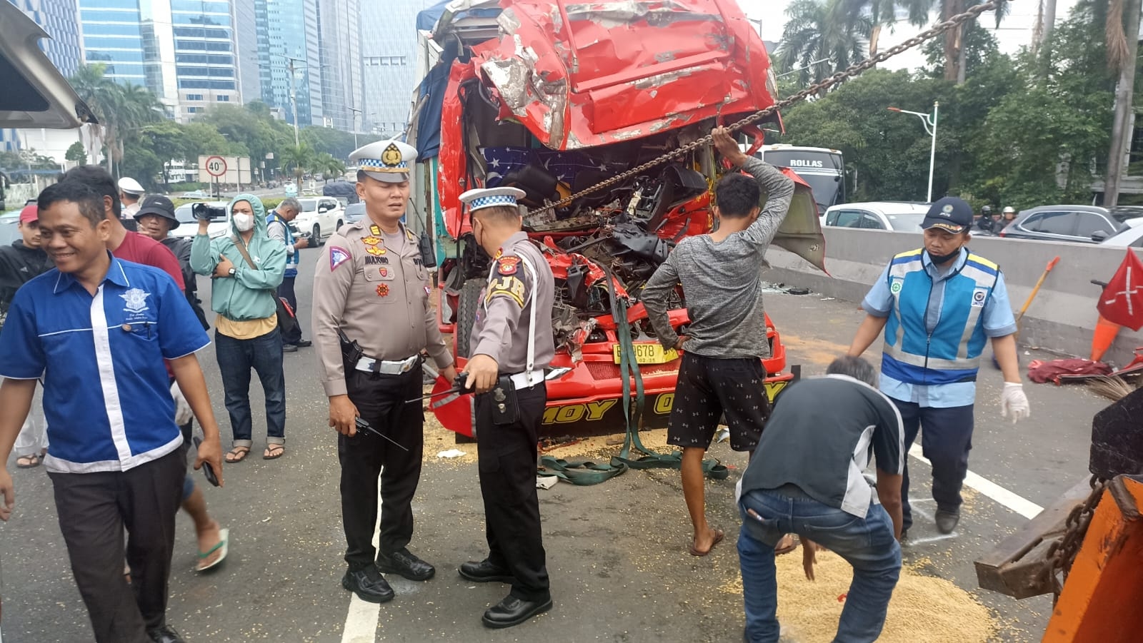 Ini Kronologi Kecelakaan Dua Truk di Tol Dalam Kota, Satu Orang Tewas