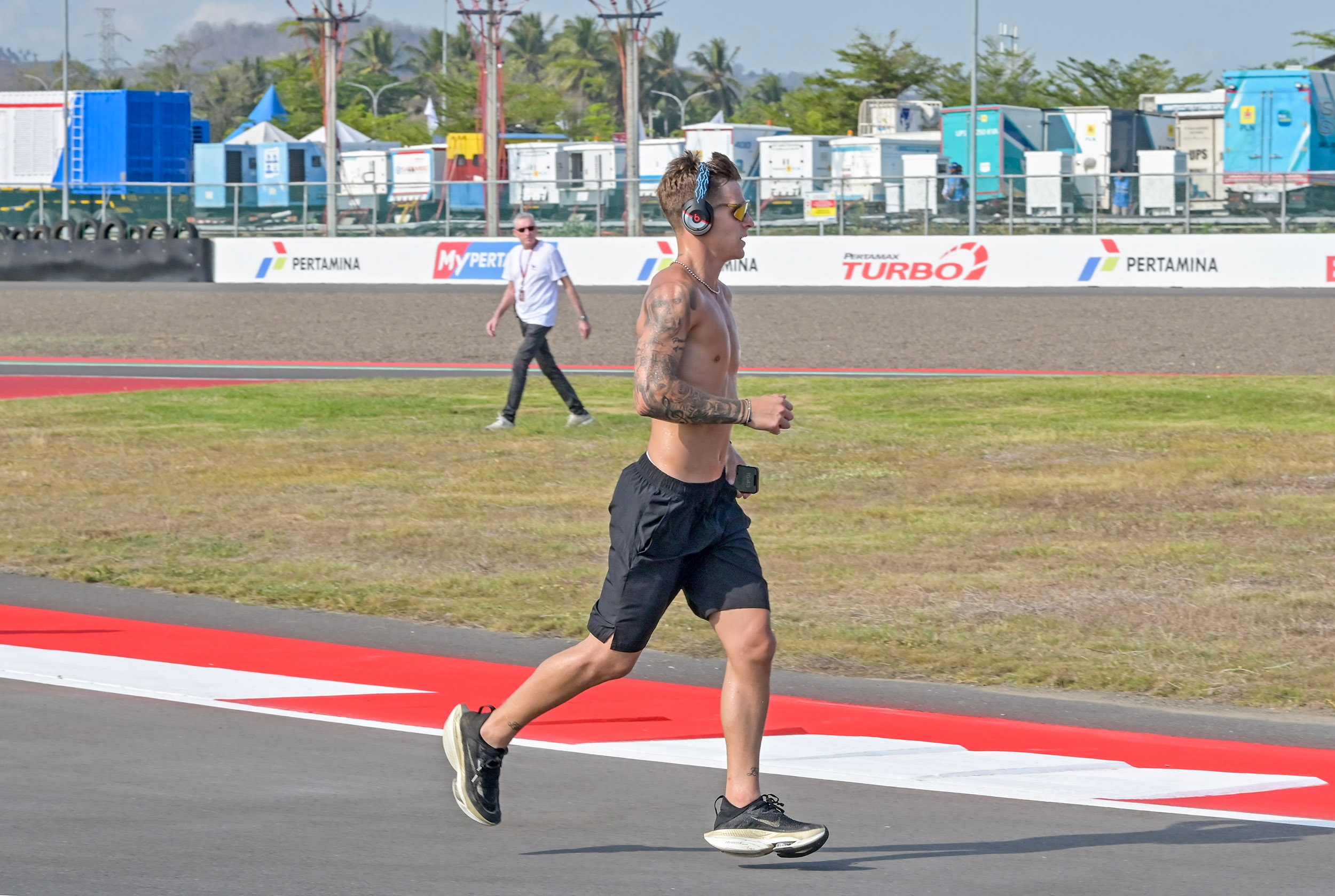 MotoGP Indonesia: Marc Marquez Jalan Kaki, Fabio Quartararo Jogging Telanjang Dada