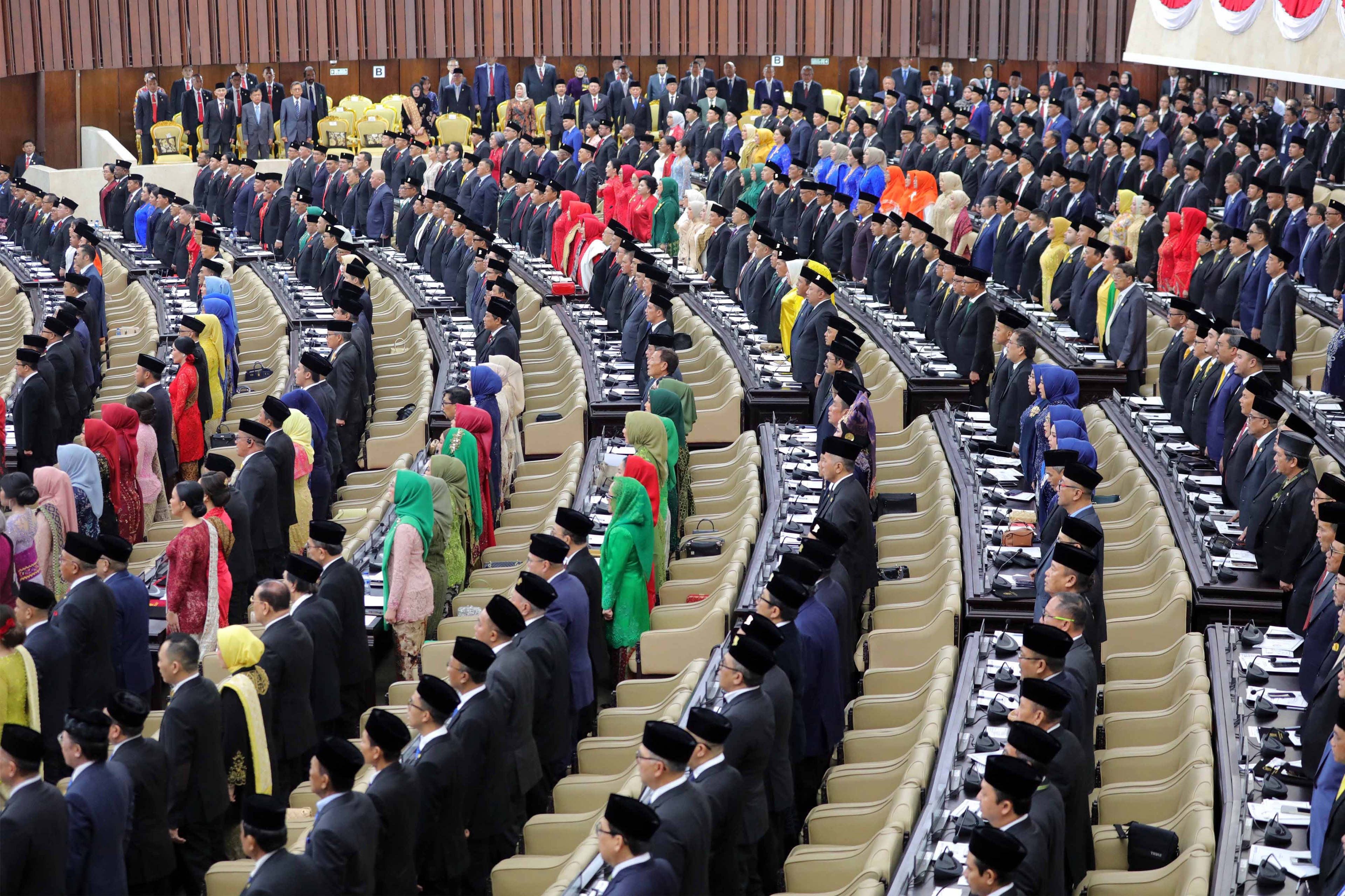 Anggota DPR Termuda dan Tertua yang Baru Dilantik Hari Ini, Ada yang Usianya 23 Tahun