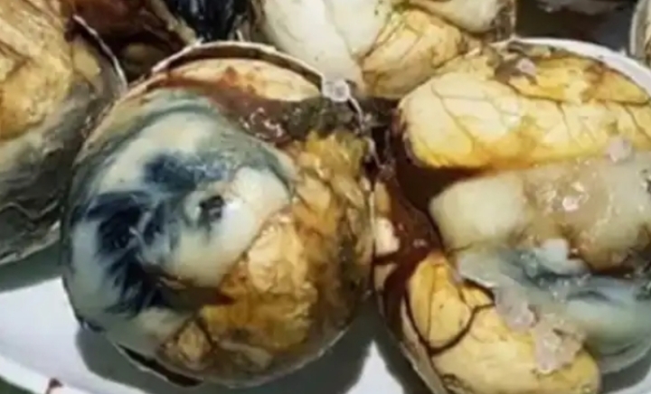 Ramai Direview Netizen, Begini Hukum Makan Balut dalam Islam