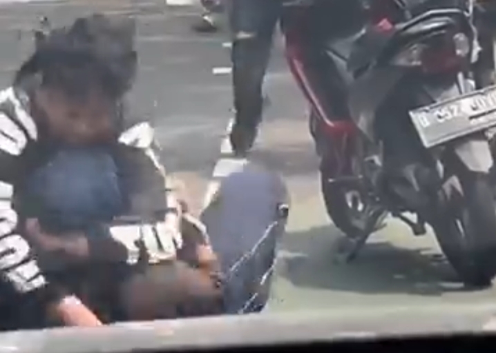 Viral! Pria Tega Banting Kekasihnya di Depan Umum, Ini Pesan Al-Qur'an untuk Suami dalam Menjaga Istri