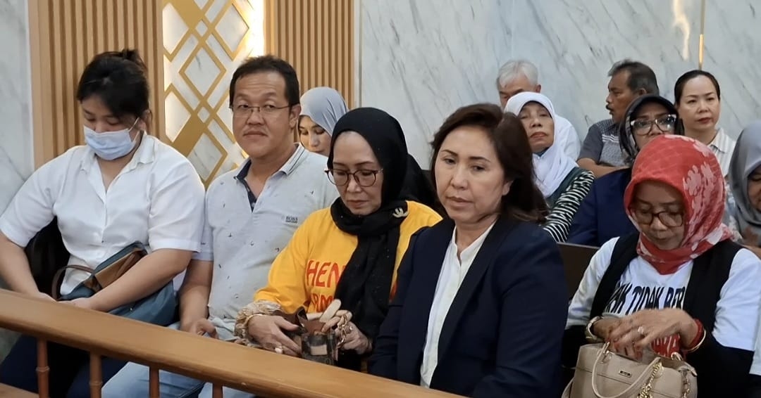 Sidang Tuntutan ke Kusumayati, Ibu Yang Digugat Anak Kandungnya di Karawang Kembali Ditunda