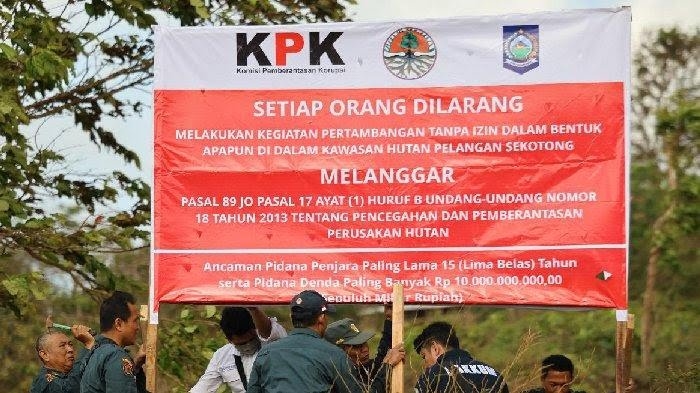 KPK Pasang Plang Larangan Tambang Emas Ilegal di NTB Beromzet Rp1,08 Triliun per Tahun