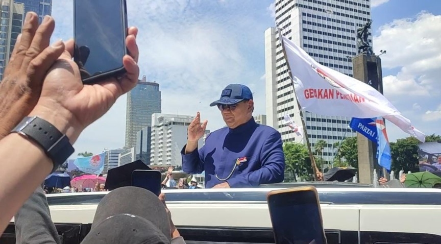 Prabowo-Gibran Sapa Warga di Bundaran HI Sampai Istana Negara