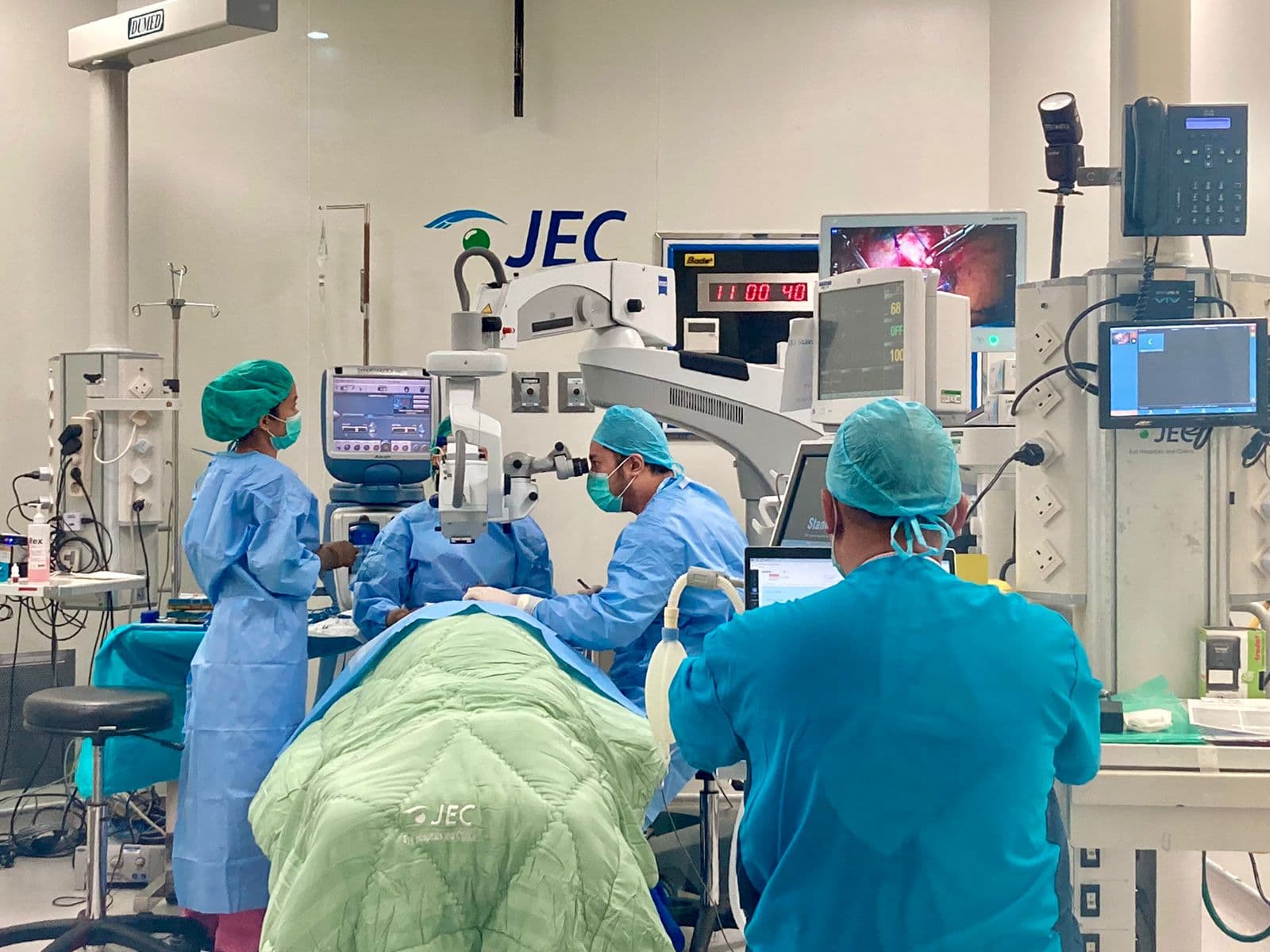 Ancaman Kebutaan Akibat Glaukoma, JEC Eye Hospitals Lanjutkan Operasi Implan Gratis