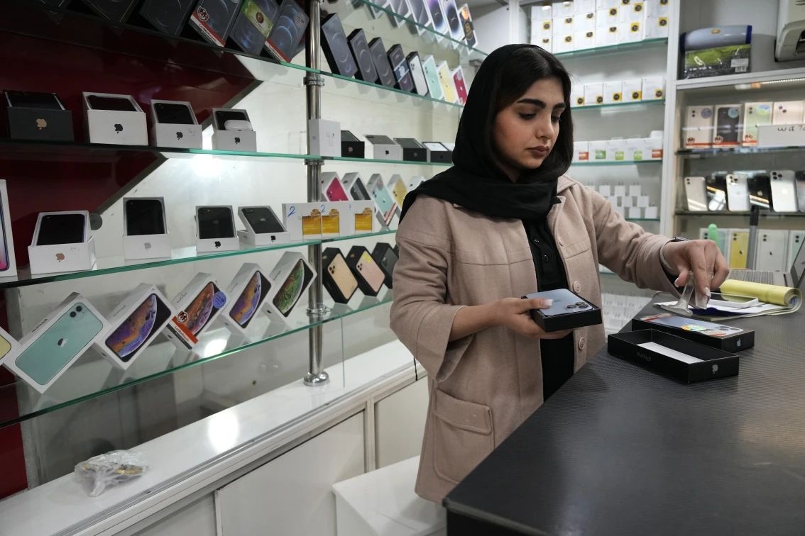 Iran Cabut Larangan Impor iPhone Model Terbaru