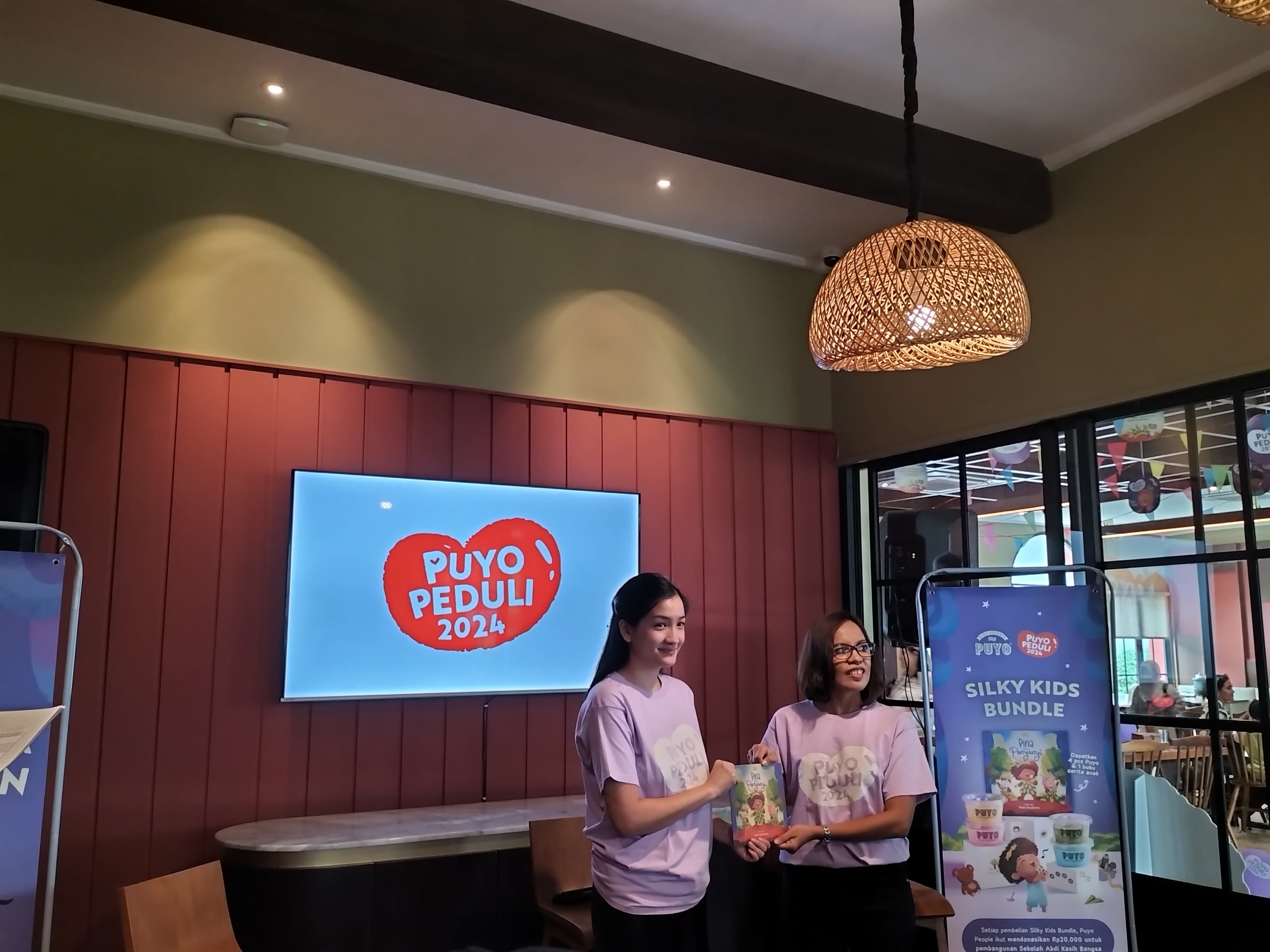 Lewat Buku, Puyo Dessert Berbagi Kebahagiaan dengan Siswa di NTT
