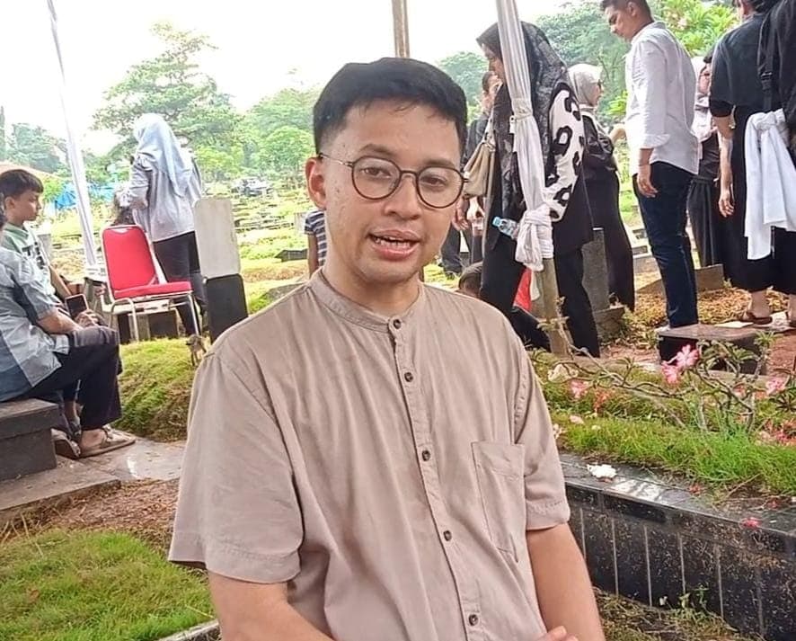 Ezra Mandira Eks HIVI Mohon Doa untuk Mendiang Dina Mariana