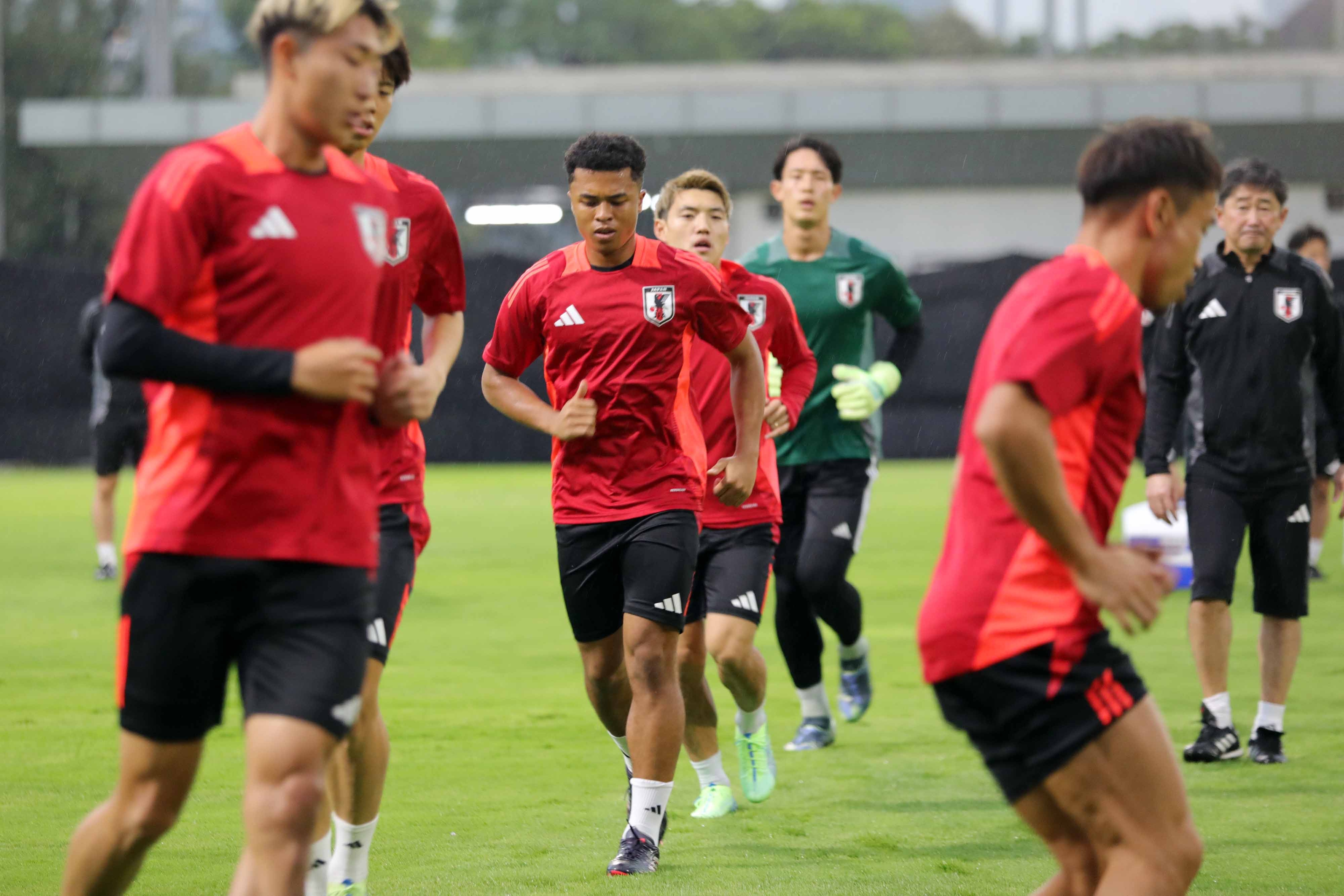 Timnas Jepang Latihan Perdana di GBK di Bawah Guyuran Hujan, Baru Diikuti Enam Pemain