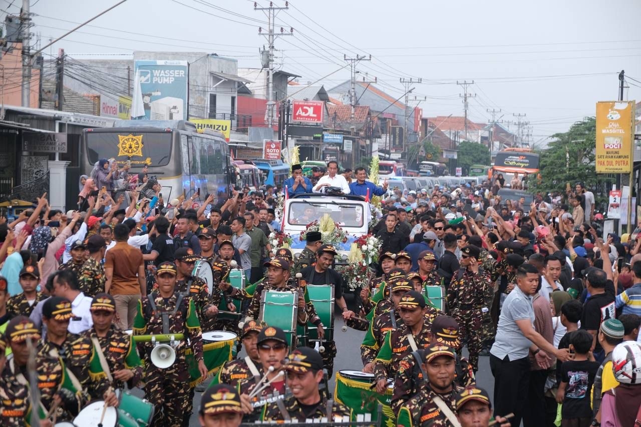 Puluhan Ribu Warga Sambut Pawai Jokowi, Ahmad Luthfi, dan Taj Yasin di Tegal