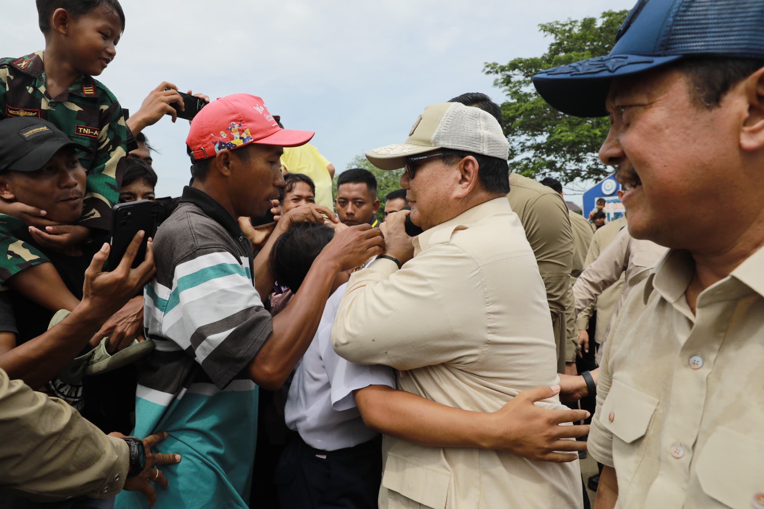 Presiden Prabowo Disambut Antusias Warga Karawang, Sapa Hangat dan Sentuhan Langsung