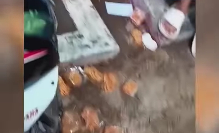 Niat Jualan Buat Bantu Biaya Sekolah, Dagangan Siswi MTs Losari Brebes Ini Dibuang Ibu Kantin