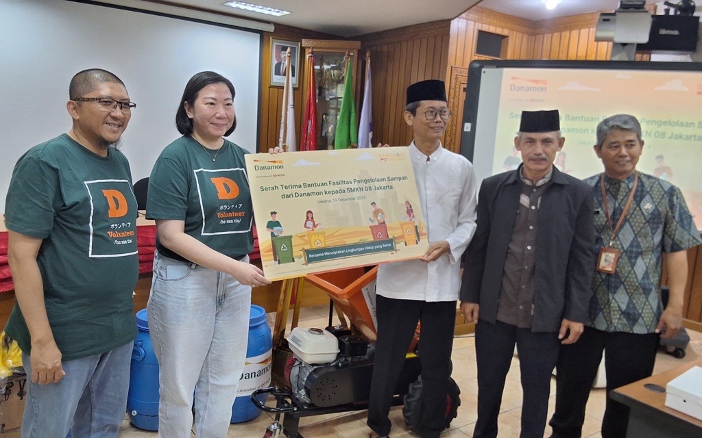 Danamon Serahkan Dukungan Fasilitas Program Pengelolaan Sampah kepada SMK Negeri 8 Jakarta