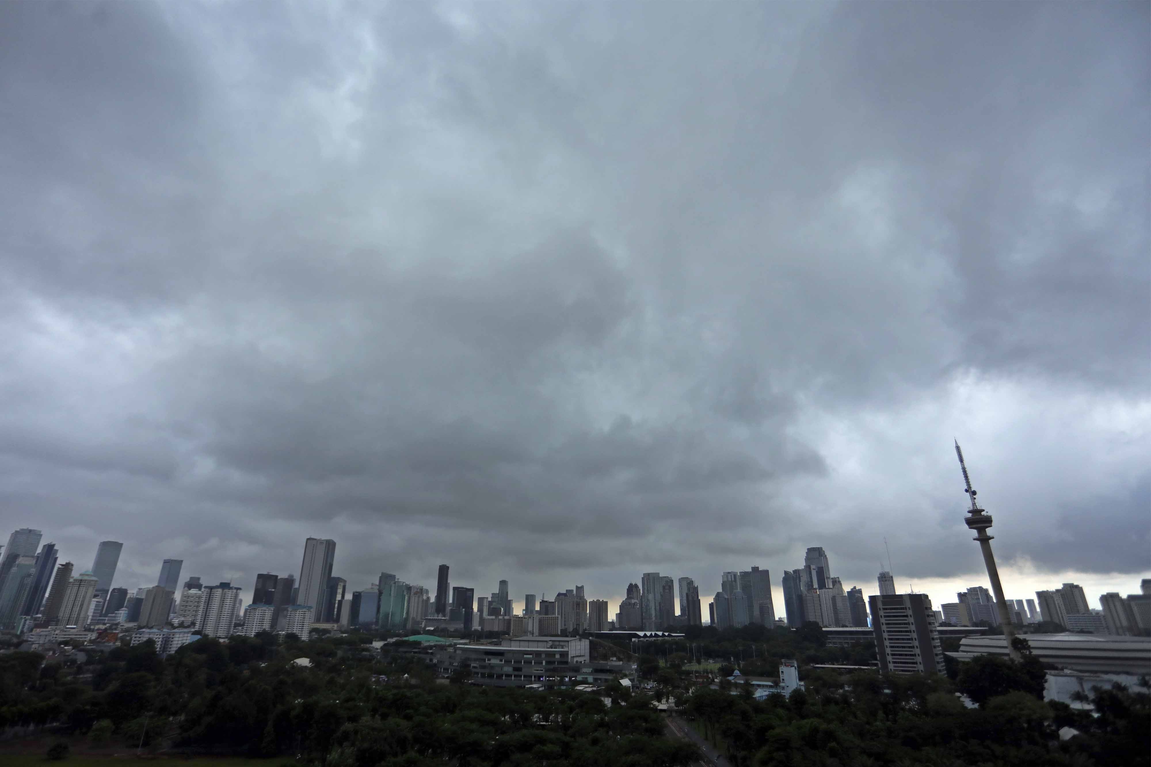 Operasi Modifikasi Cuaca di Jakarta Berhasil Kurangi Intensitas Hujan Hingga 50 Persen