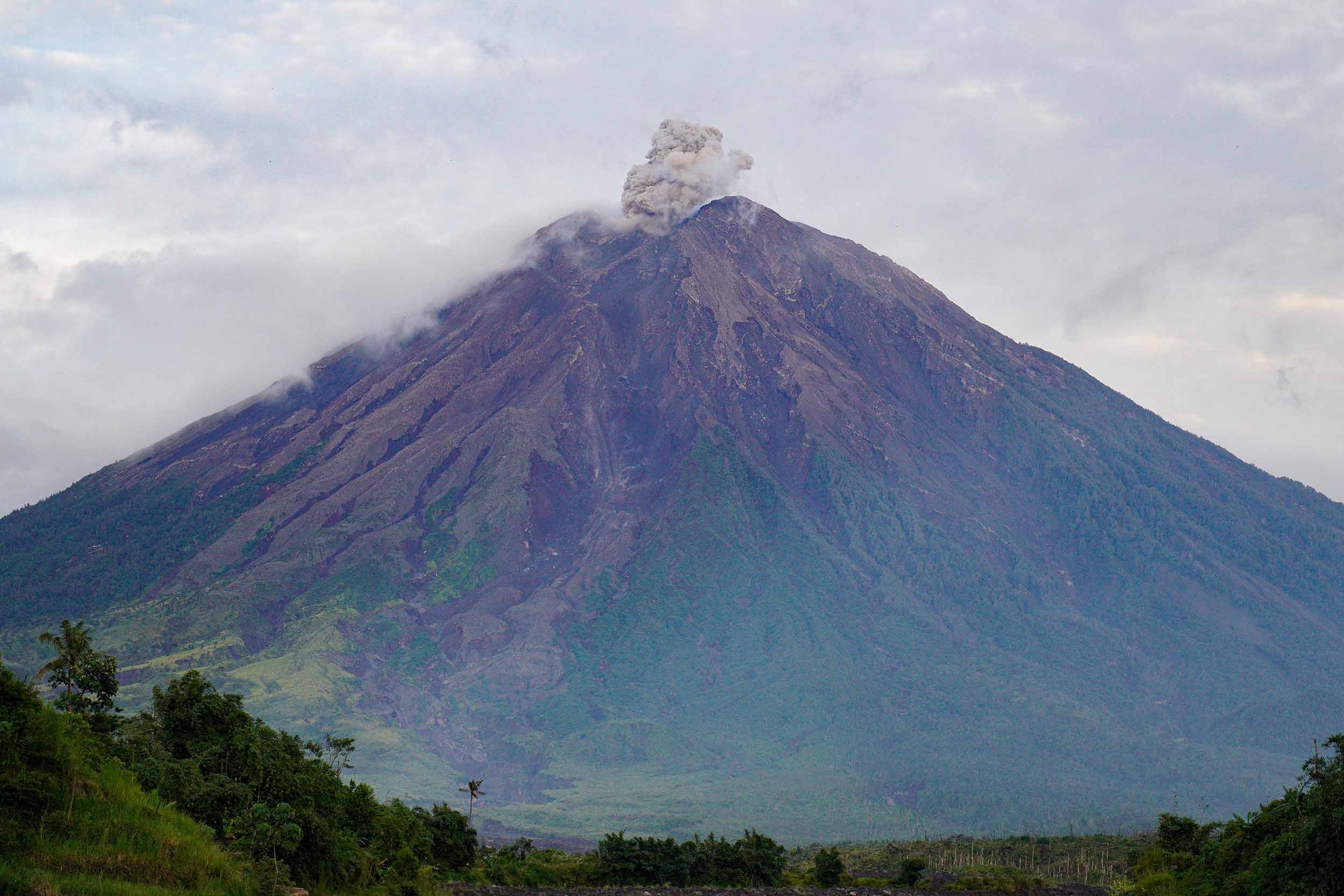 Gunung Semeru Erupsi 16 Kali dalam Sehari, Kolom Abu Mencapai 700 Meter