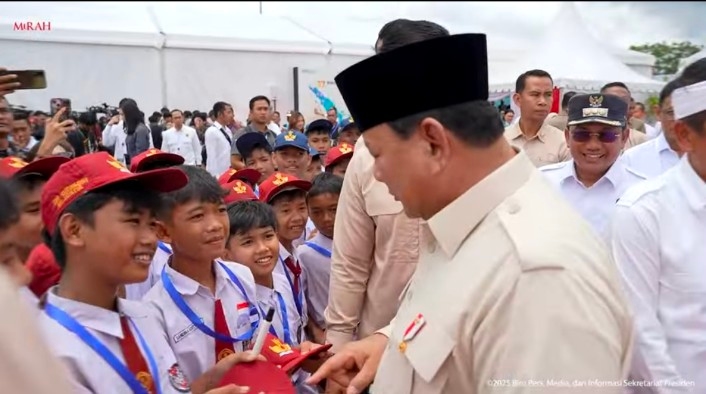 Momen Prabowo Tolak Tanda Tangan di Topi Siswa SD Saat Kunjungan ke Sumedang: Nanti Gurumu Marah