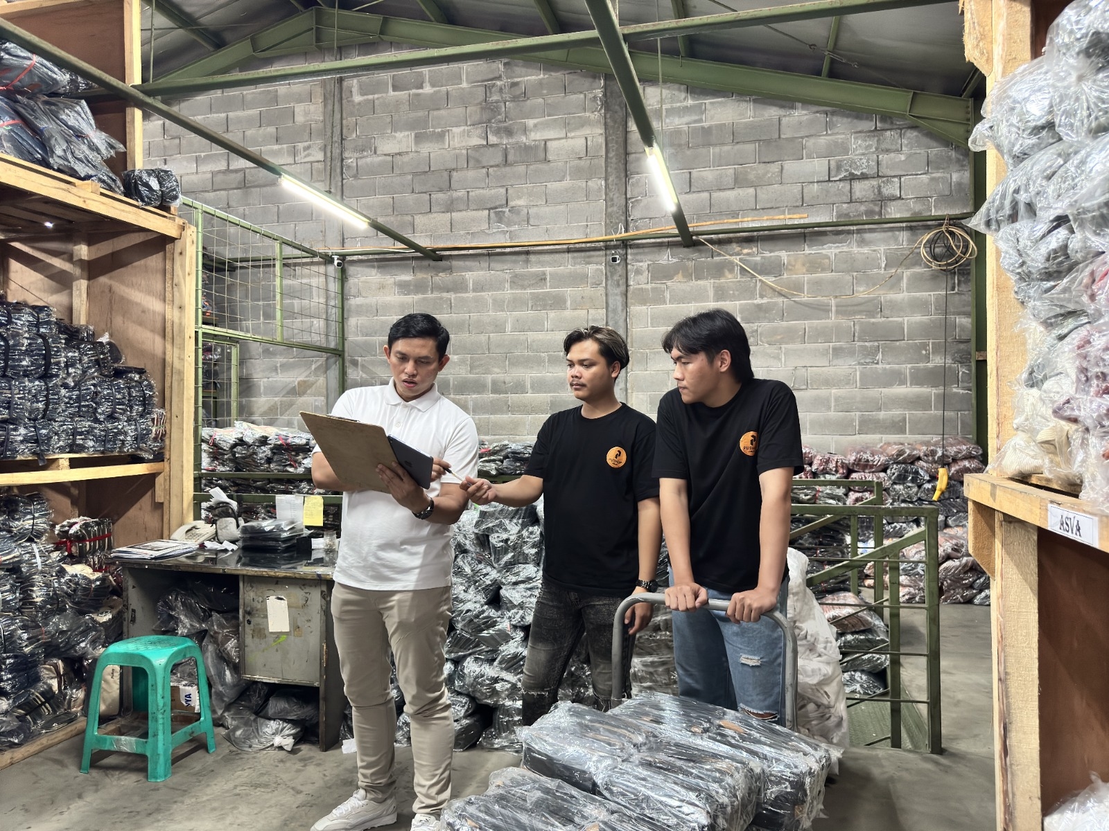 Pedagang Kaki Lima Ini Berhasil Bawa Produk Lokal Bandung ke Mancanegara