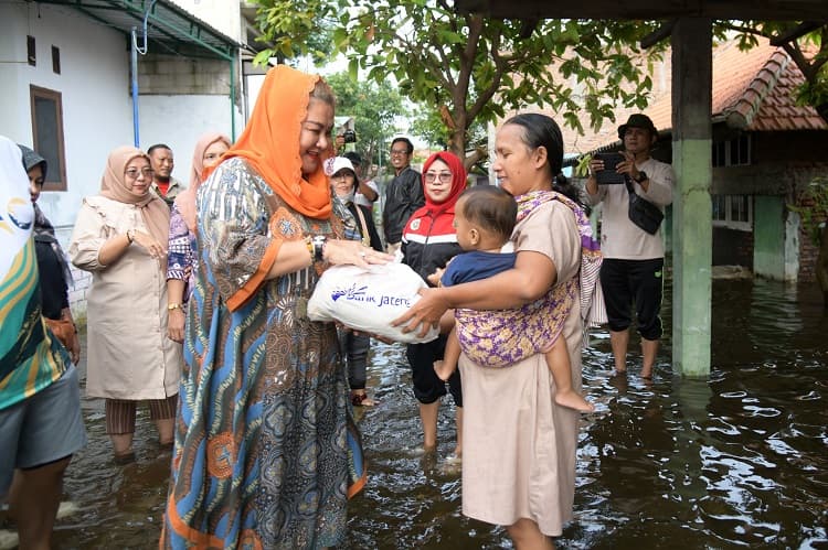 Tinjau Langsung Genangan Banjir di Terboyo Wetan dan Trimulyo, Mbak Ita Siapkan Solusi Konkret dan Cepat