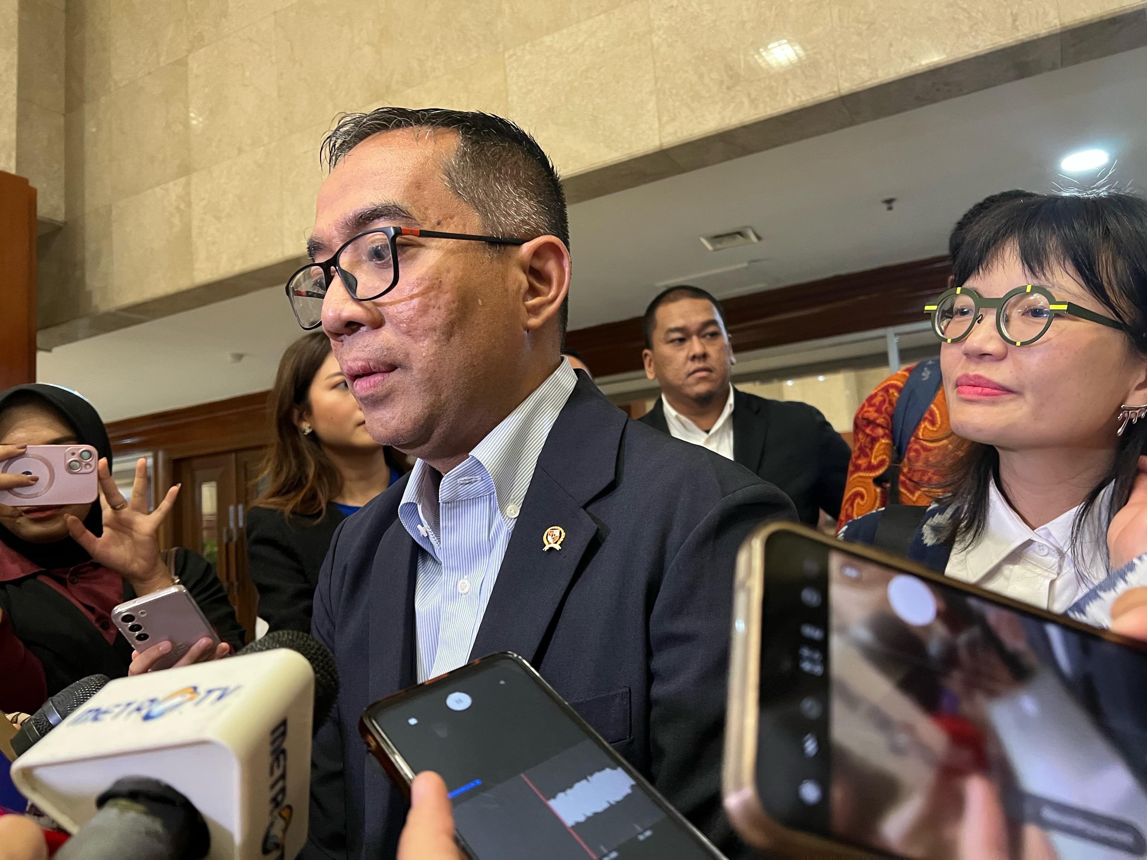 Mendiktisaintek Pastikan Bantuan KIP Tak Akan Dipangkas, UKT Tak Naik