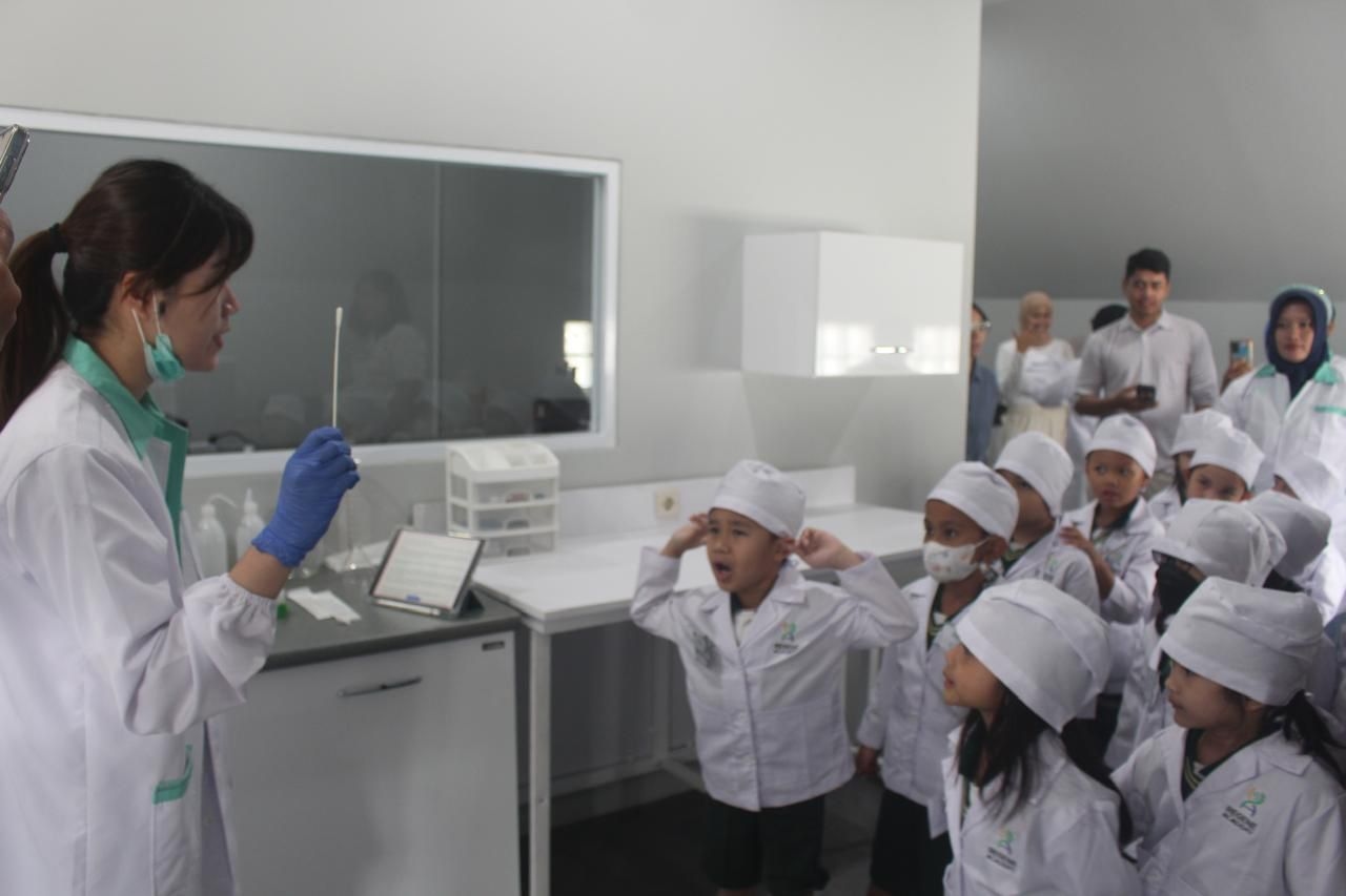 Regene - Indonesia Mengajar Tingkatkan Pemahaman Siswa tentang DNA dan Bioteknologi