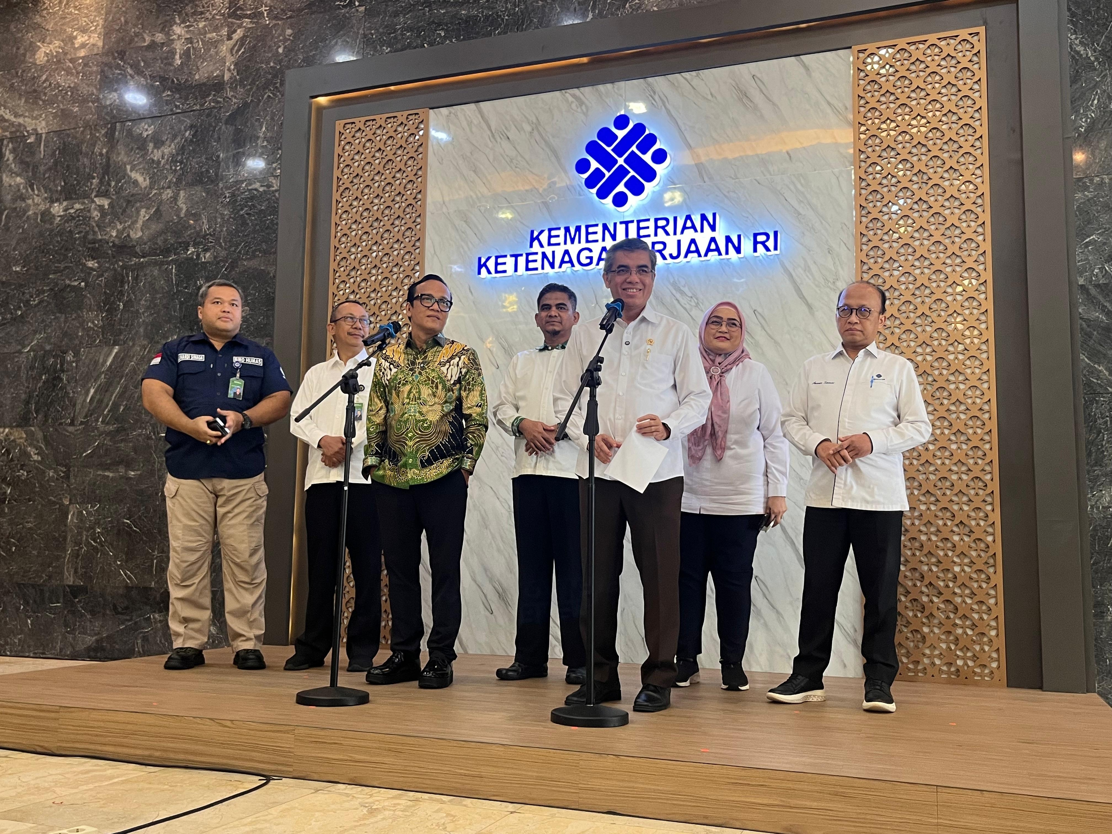 Empati Bencana Banjir, Kemnaker Batal Umumkan Aturan THR