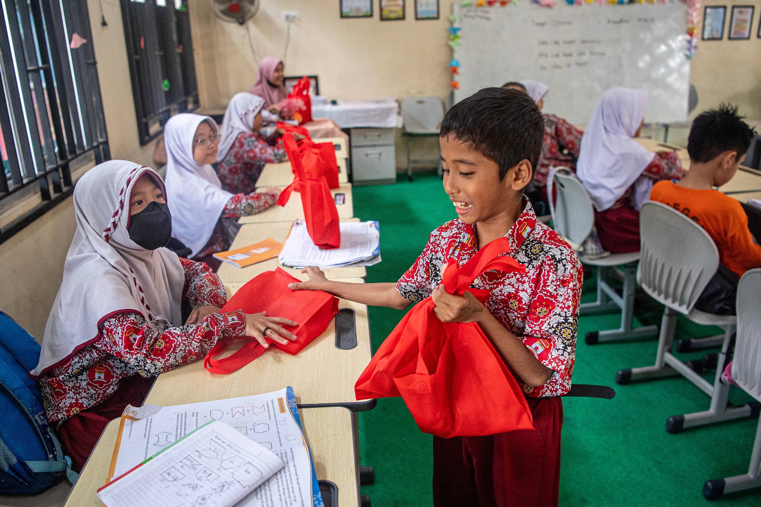 Baru Capai 3,5 Juta Penerima, BGN Targetkan Program MBG Menjangkau 6 Juta Orang Akhir Mei