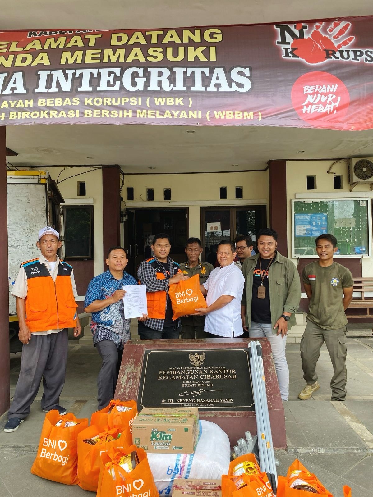 BNI Bagikan Sembako hingga Alat Kebersihan untuk Korban Banjir Bekasi