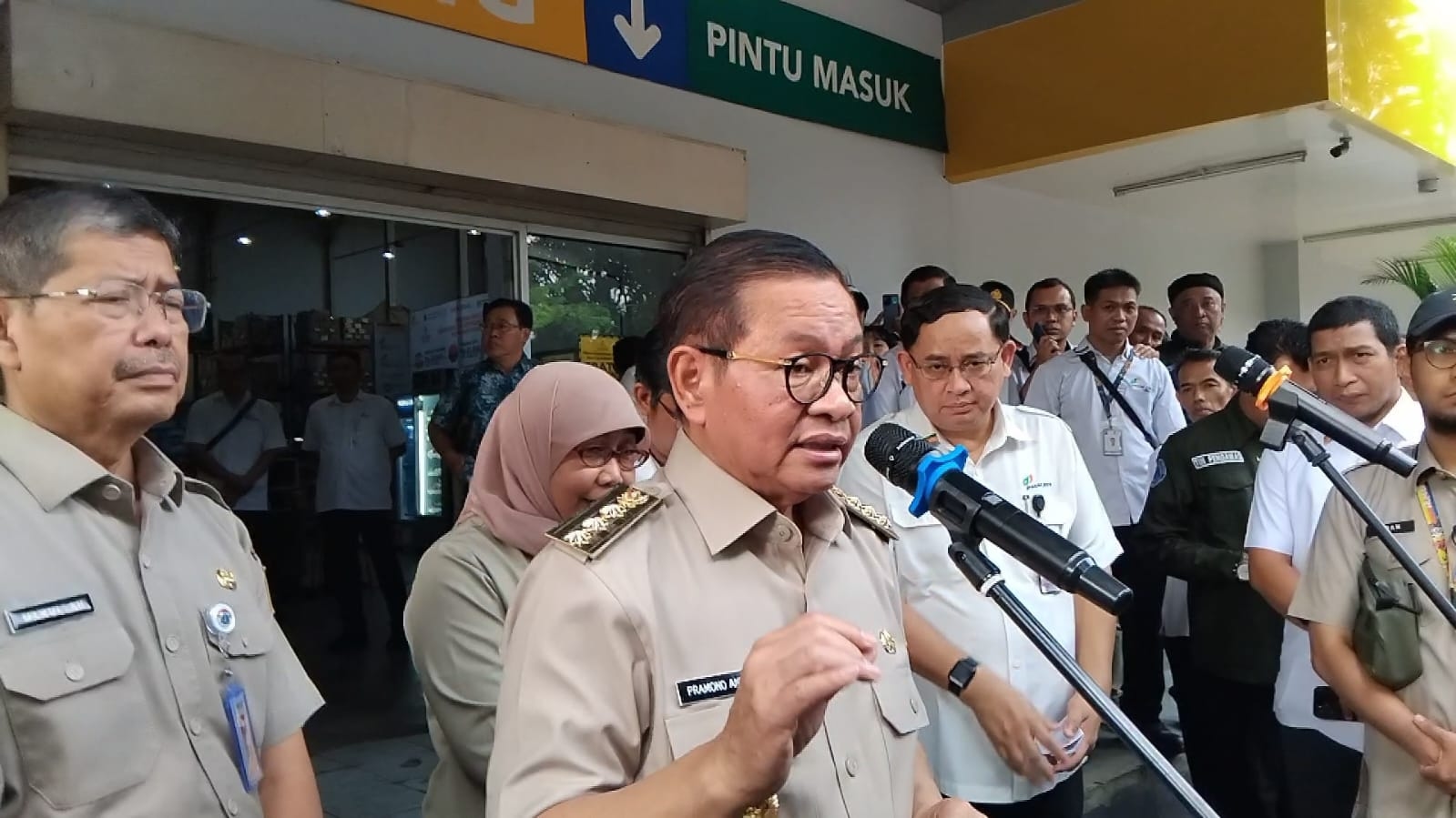 Tinjau Pasar Induk Kramat Jati, Pramono Pastikan Stok dan Harga Pangan di Jakarta Stabil