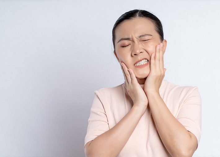 Kedutan Wajah Tidak Terkendali? Kenali Hemifacial Spasm