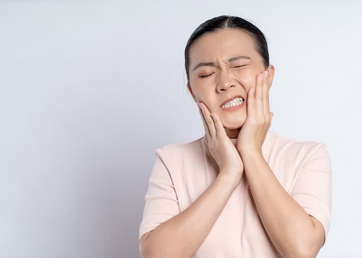 Kedutan Wajah Tidak Terkendali? Kenali Hemifacial Spasm