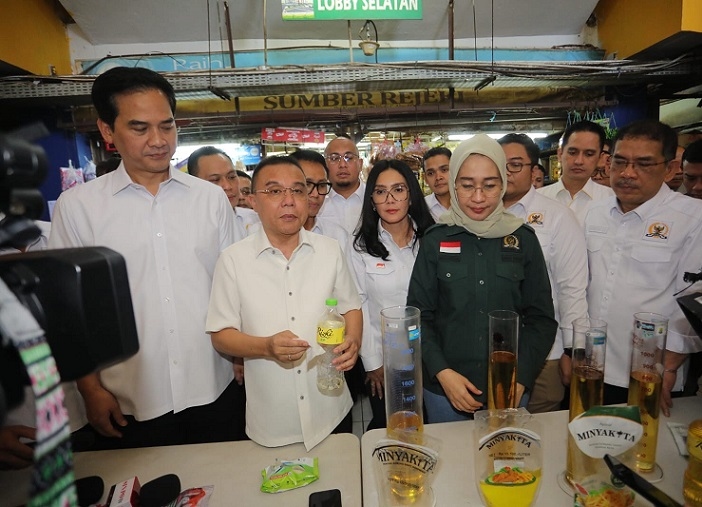 Sidak di Pasar Kramat Jati, DPR Pastikan Minyakita Dijual Sesuai Takaran dengan Harga Normal