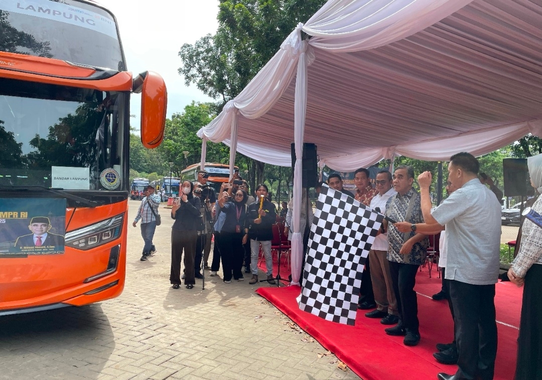 Ketua MPR Lepas 450 Peserta Mudik Gratis Kloter Pertama ke Lampung