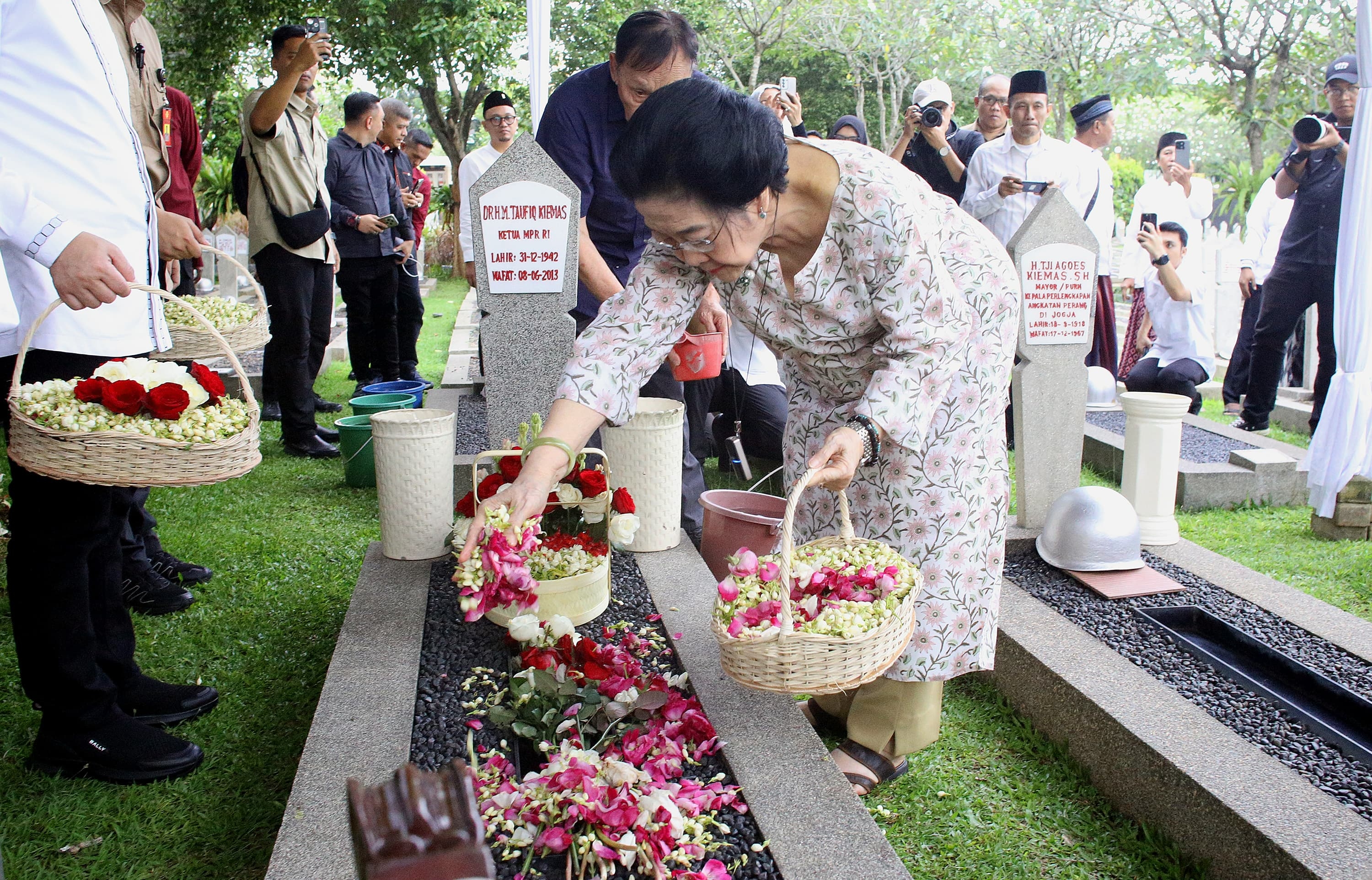 Jelang Lebaran, Megawati Ziarah ke Makam Taufiq Kiemas dan Fatmawati
