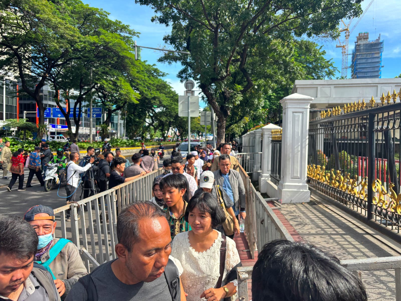 Antrean Panjang Open House Prabowo di Istana Merdeka, Warga yang Tidak Bisa Masuk Dikasih Sembako