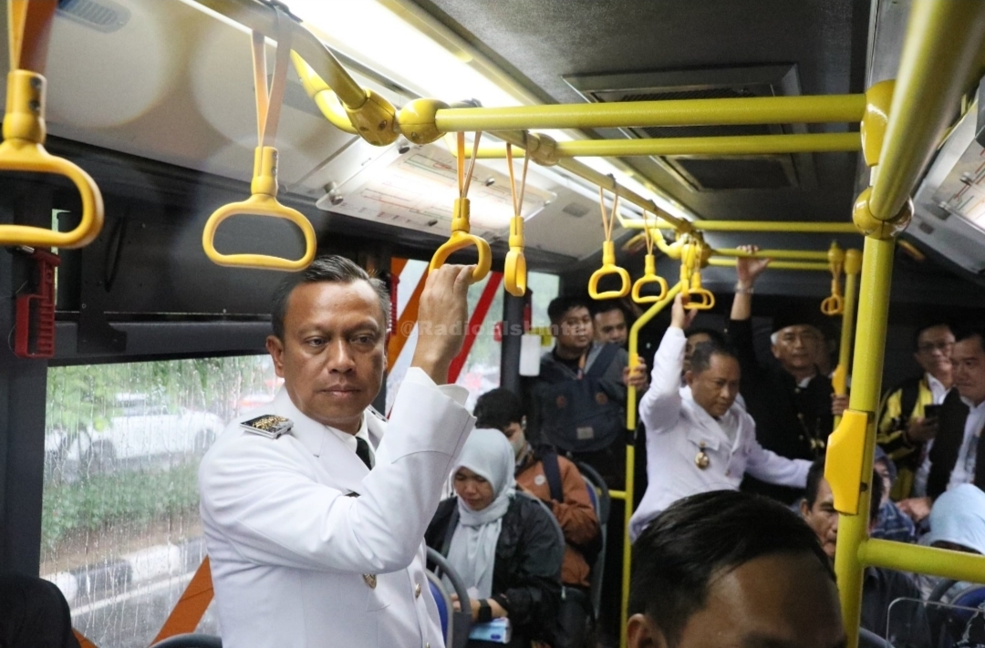 Wali Kota Jaktim Naik Transjakarta Menuju Pelantikan di Balaikota