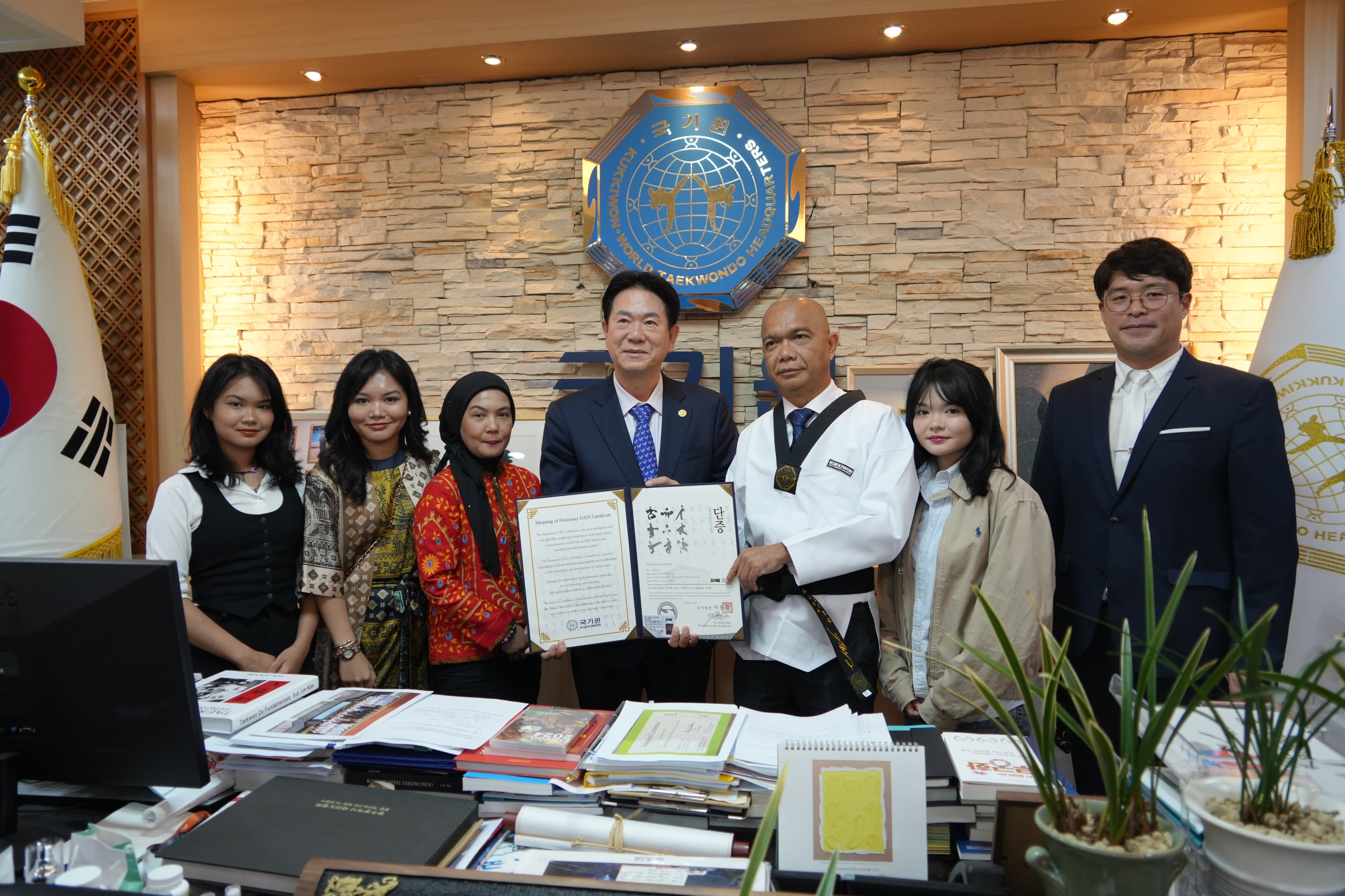 Reda Manthovani Terima Gelar Kehormatan Grand Master Taekwondo dari Kukkiwon