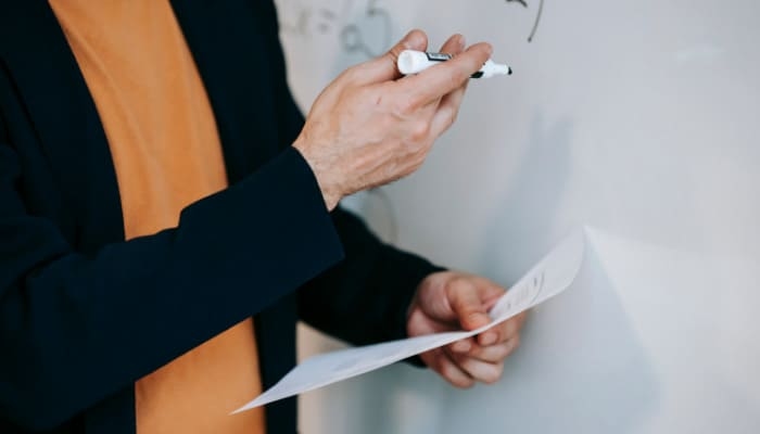 Seorang Guru Memaksakan Kehendaknya dan Cenderung Sulit Diajak Berkomunikasi dengan Siswa