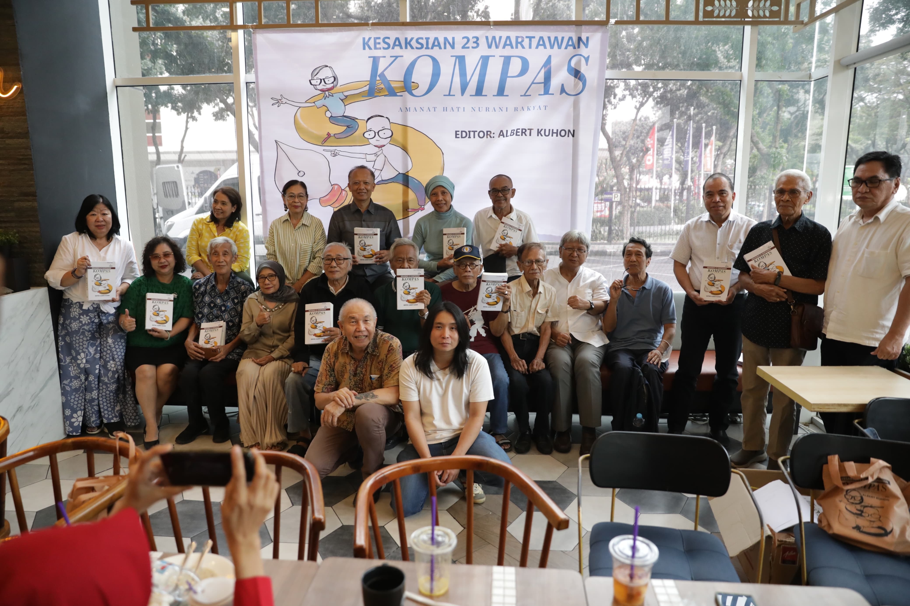 Buku Kesaksian 23 Wartawan Kompas: Dari Risiko Judul Soeharto Mundur hingga Hilangnya Gairah Investigasi