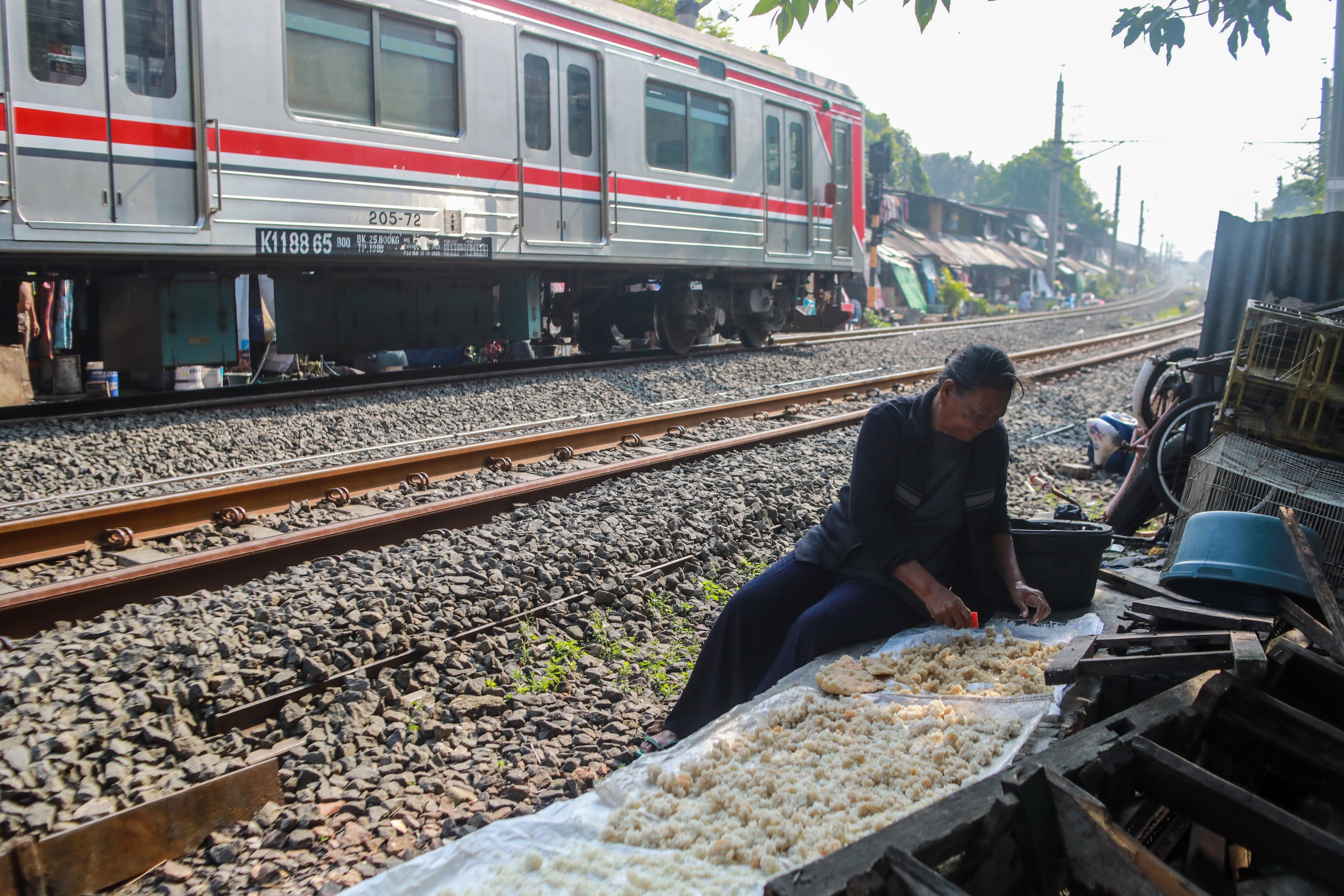 PLN dan KAI Teken Kerja Sama Elektrifikasi Jalur Kereta Indonesia