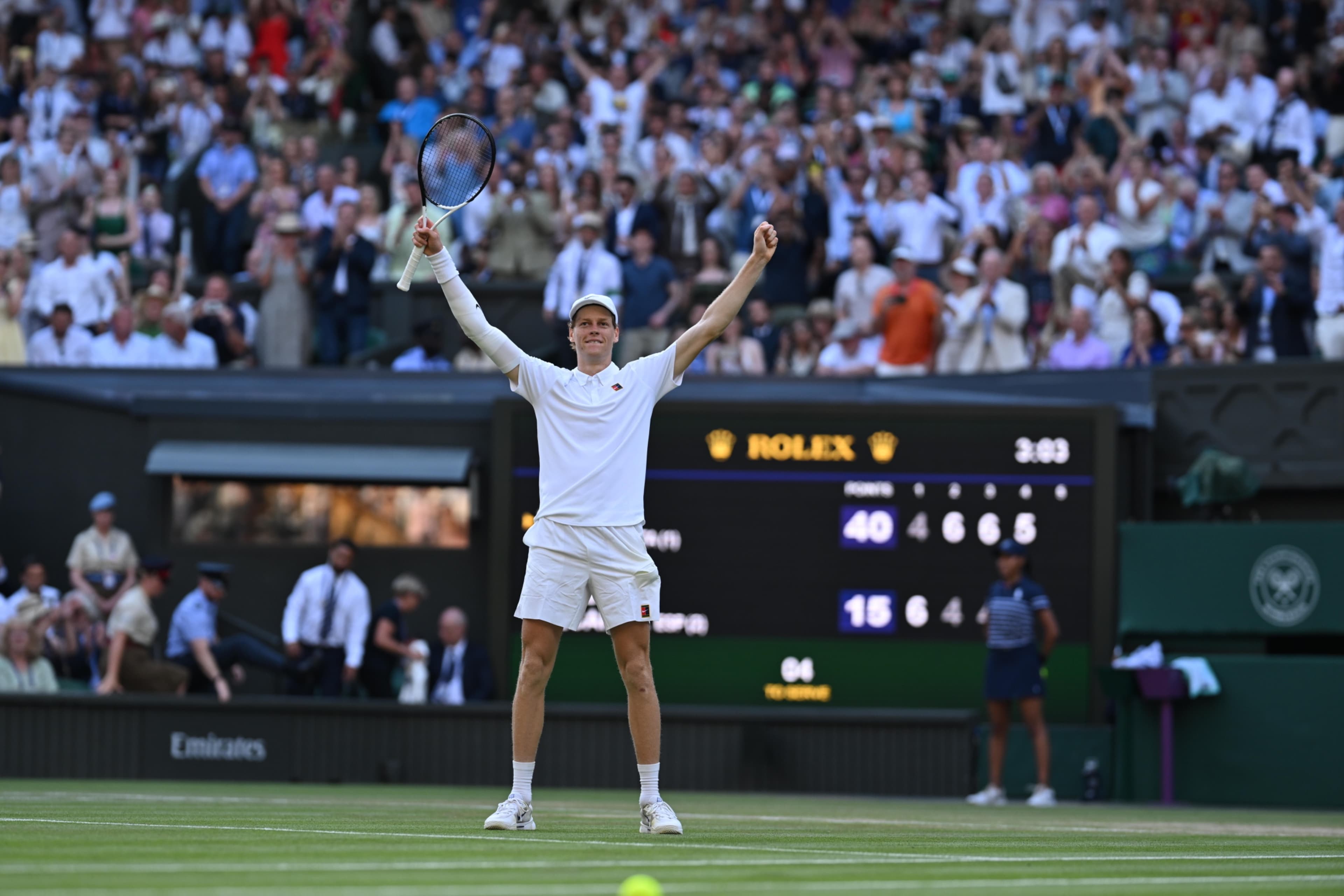 Tundukkan Carlos Alcaraz Lewat Final 3 Jam, Jannik Sinner Rebut Trofi Wimbledon Perdana!