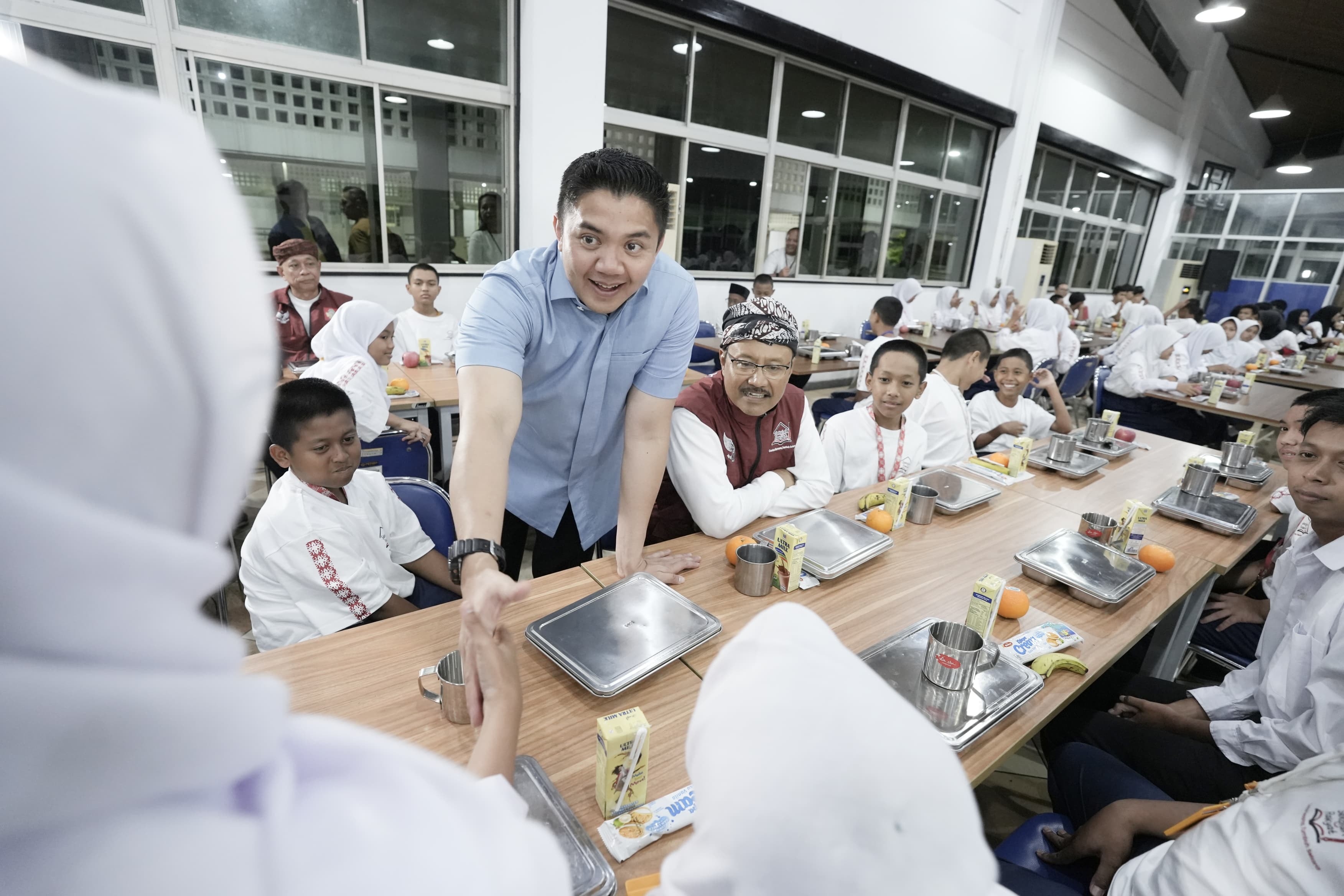 Seskab Teddy dan Mensos Kunjungi Sekolah Rakyat, Makan Malam Bareng Siswa Rasakan Momen Menyentuh Hati