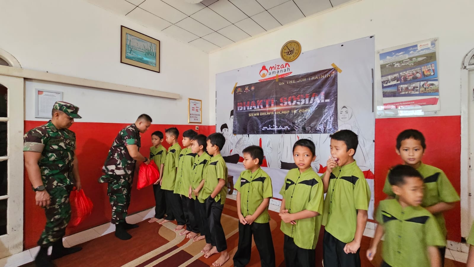 Siswa Diklapaif Salurkan Bantuan ke Yayasan Yatim Mizan