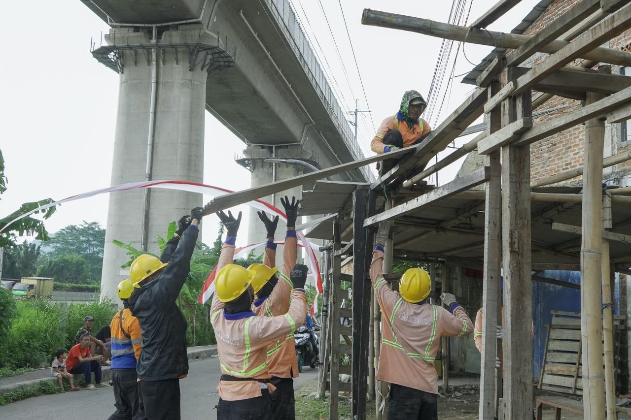 KCIC Tertibkan 26 Bangunan Liar demi Keselamatan Jalur Kereta Whoosh