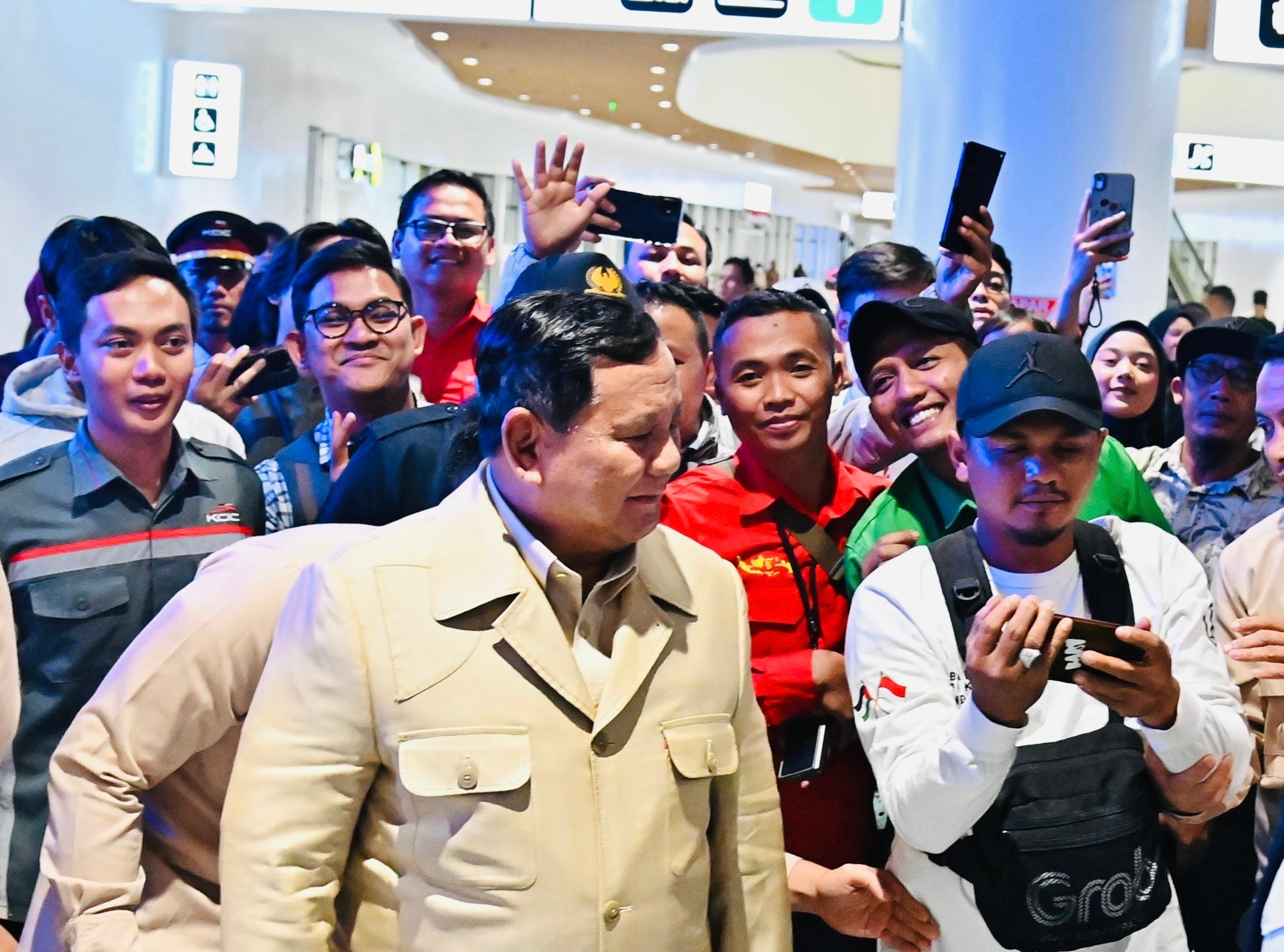 Antusiasme Masyarakat Sambut Prabowo Saat Tiba di Bandung