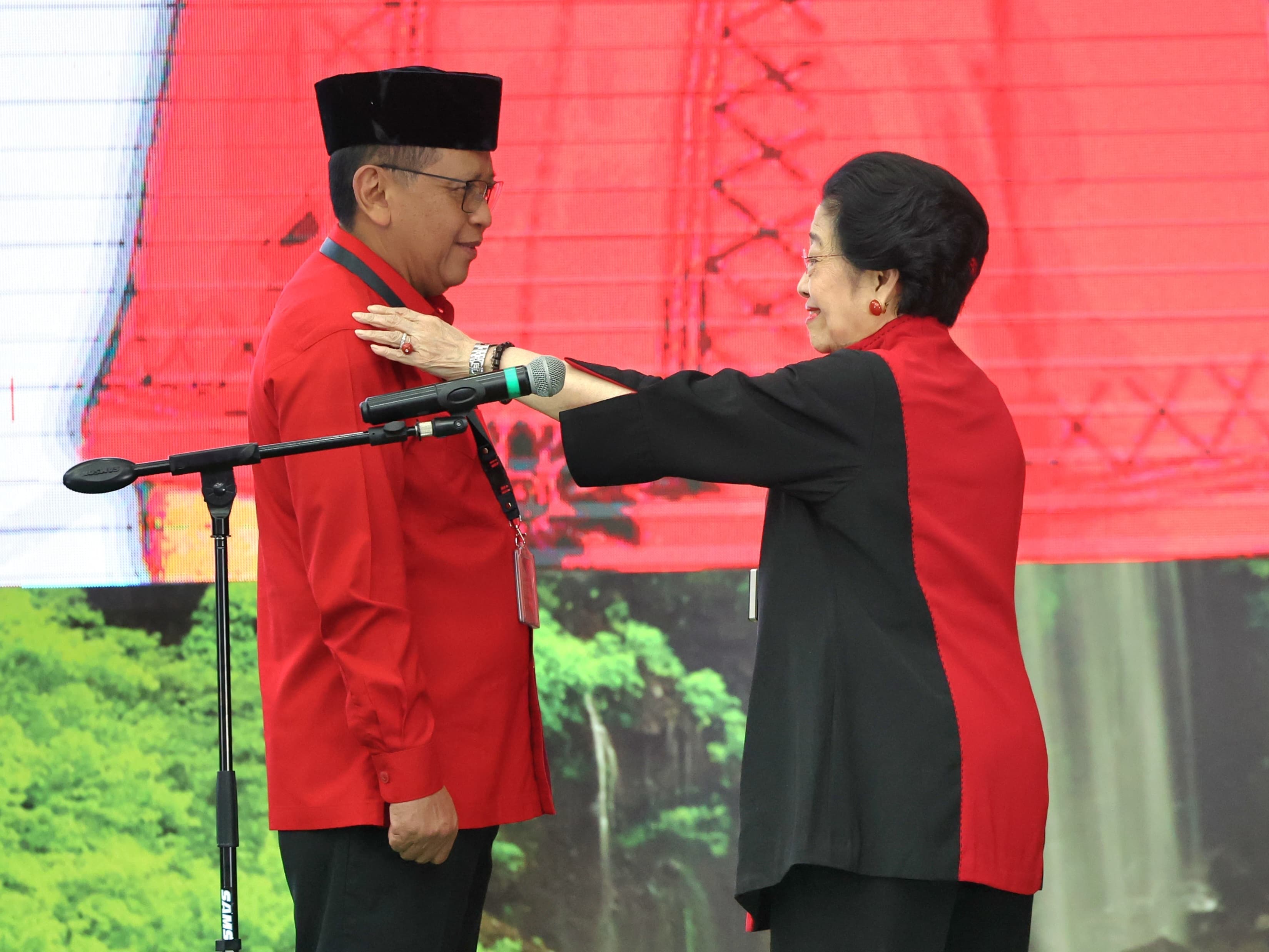 Megawati Lantik Pengurus DPP PDIP, Hasto Kembali Jadi Sekjen