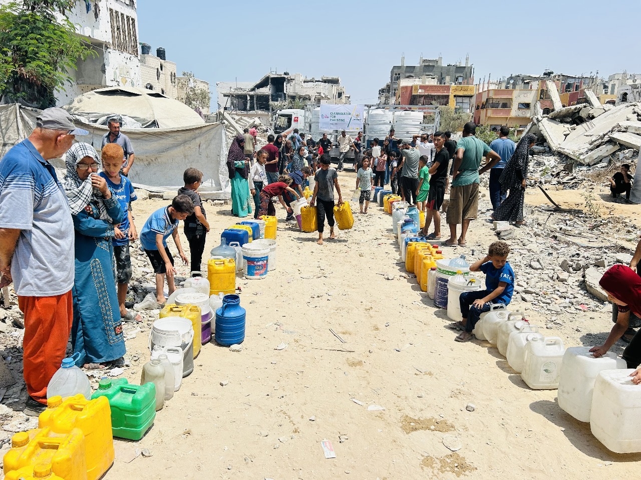 Baznas dan Le Minerale Salurkan 224 Ribu Liter Air Bersih untuk Warga Gaza